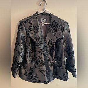 R&M Richards elegant jacket for work/night out. 3/4 sleeves, decorative clasp.